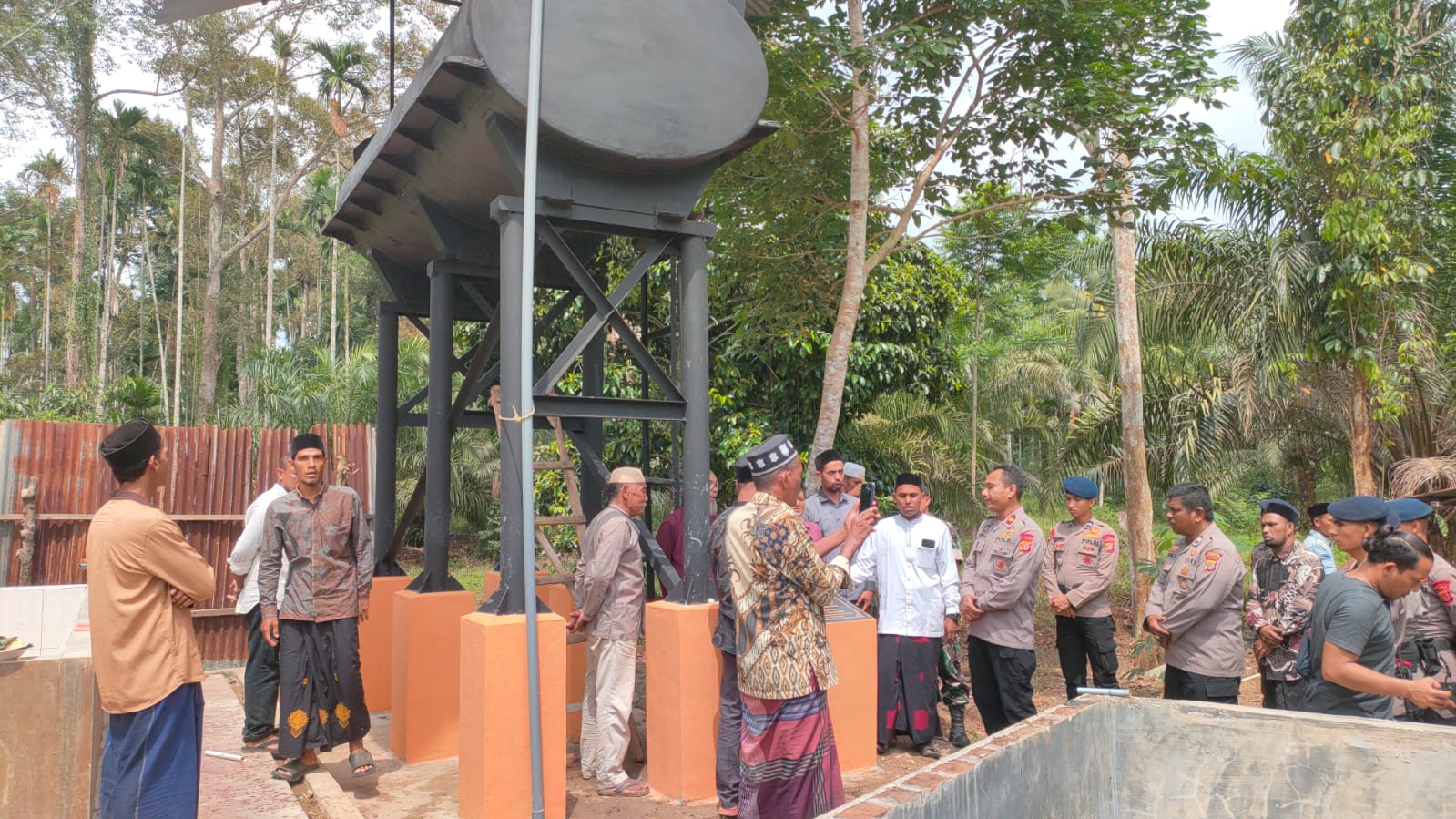 Danyon Brimob Blusukan Temui Masyarakat Terisolir Aceh Utara