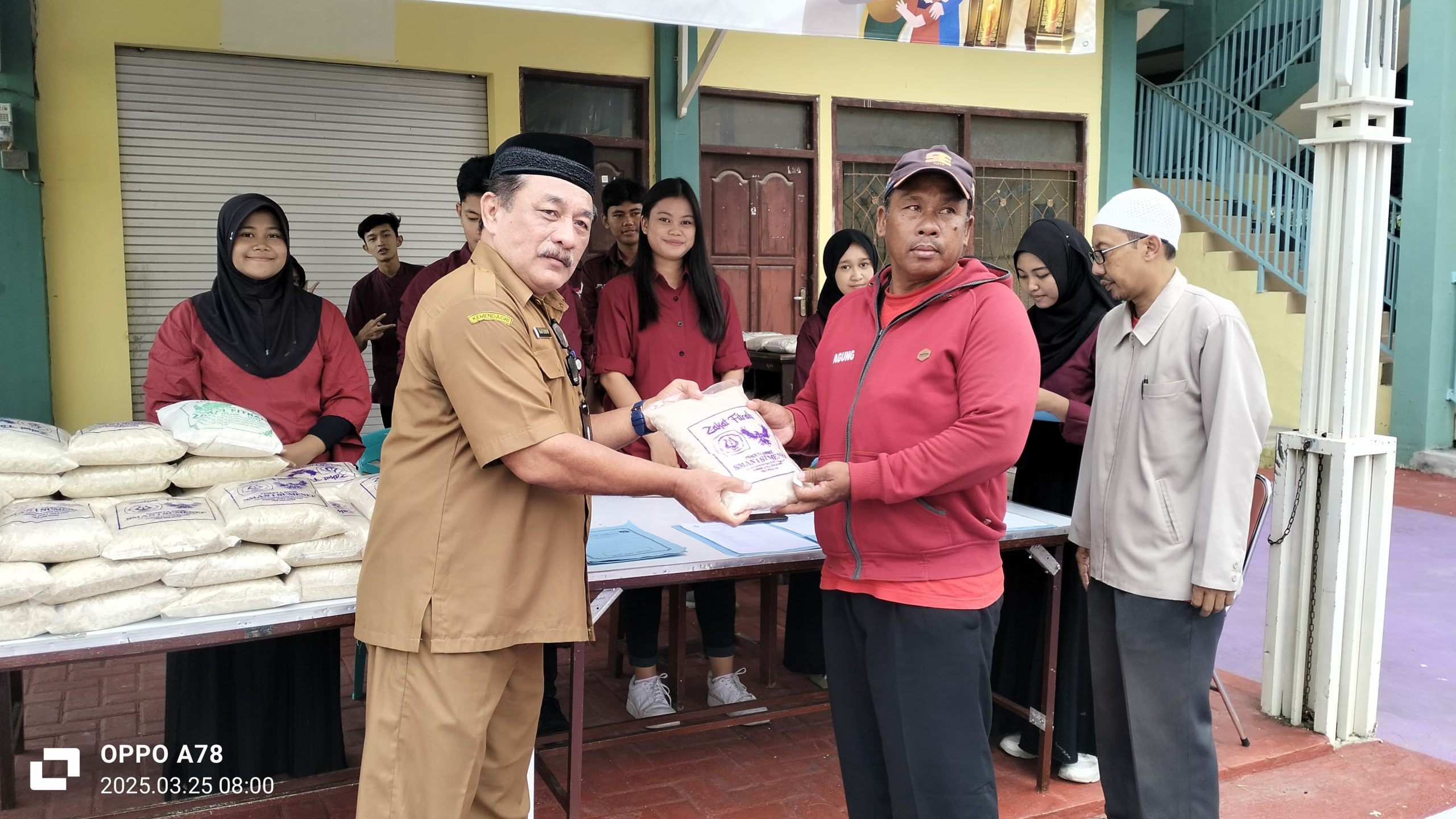 Ramadan Penuh Barokah, SMA Negeri 1 Sumenep Salurkan Zakat Fitrah