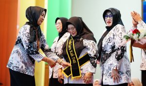 PGRI Kukuhkan Atik Sudewo Menjadi Bunda Guru
