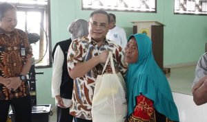 Kelompok Rentan Terima Bantuan Wirausaha, Sembako, dan Alat Bantu Disabilitas dari Bupati Pati