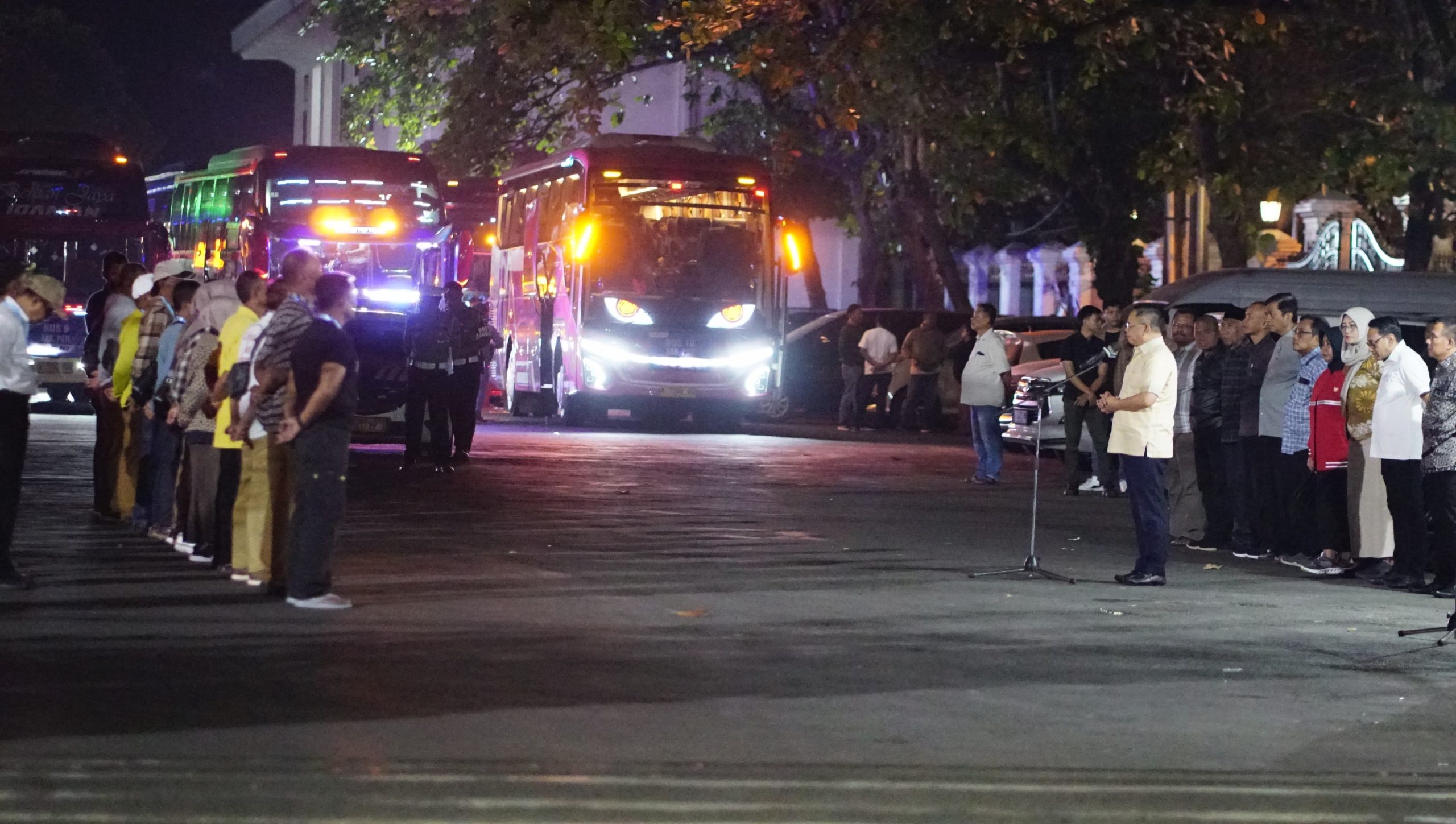 Bupati Pati Lepas Rombongan Kepala Desa Menuju Peluncuran Koperasi Merah Putih