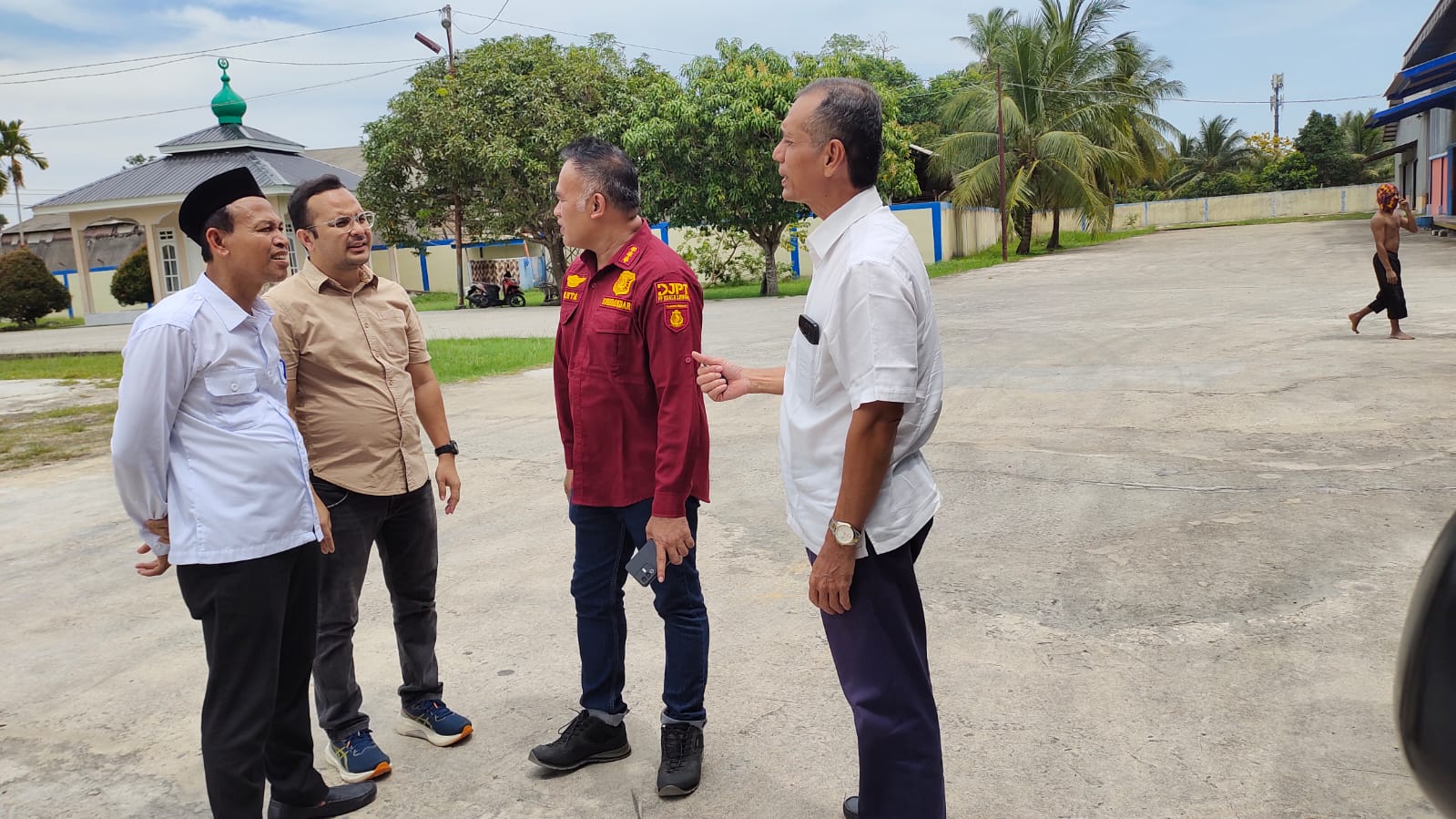 Kadinsos Langsa Armia SP didampingi oleh Assisten II Pemko Langsa dan Kadis DPPKP Langsa, sedang berkunjung ke gudang Bulog. Rabu 23 Juli 2025.