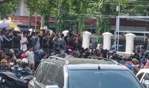 Masyarakat yang bergerombol melihat aksi AMPB.