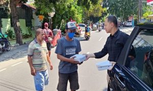 BRI Branch Office Rawamangun Gelar Kegiatan “Jumat Berkah” dengan Membagikan Makanan untuk Masyarakat Sekitar (1) (1)