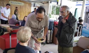 KAI Daop 2 Bandung dan KAI Services Bagikan Aneka Makanan Pokok Lokal Kepada Pelanggan di Stasiun Bandung Dalam Rangka Peringatan Hari Pangan Sedunia