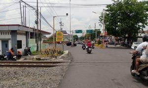 KAI Daop 8 Surabaya Lakukan Perbaikan Jalan Perlintasan di Mojokerto, Imbau Pengguna Jalan Gunakan Jalur Alternatif