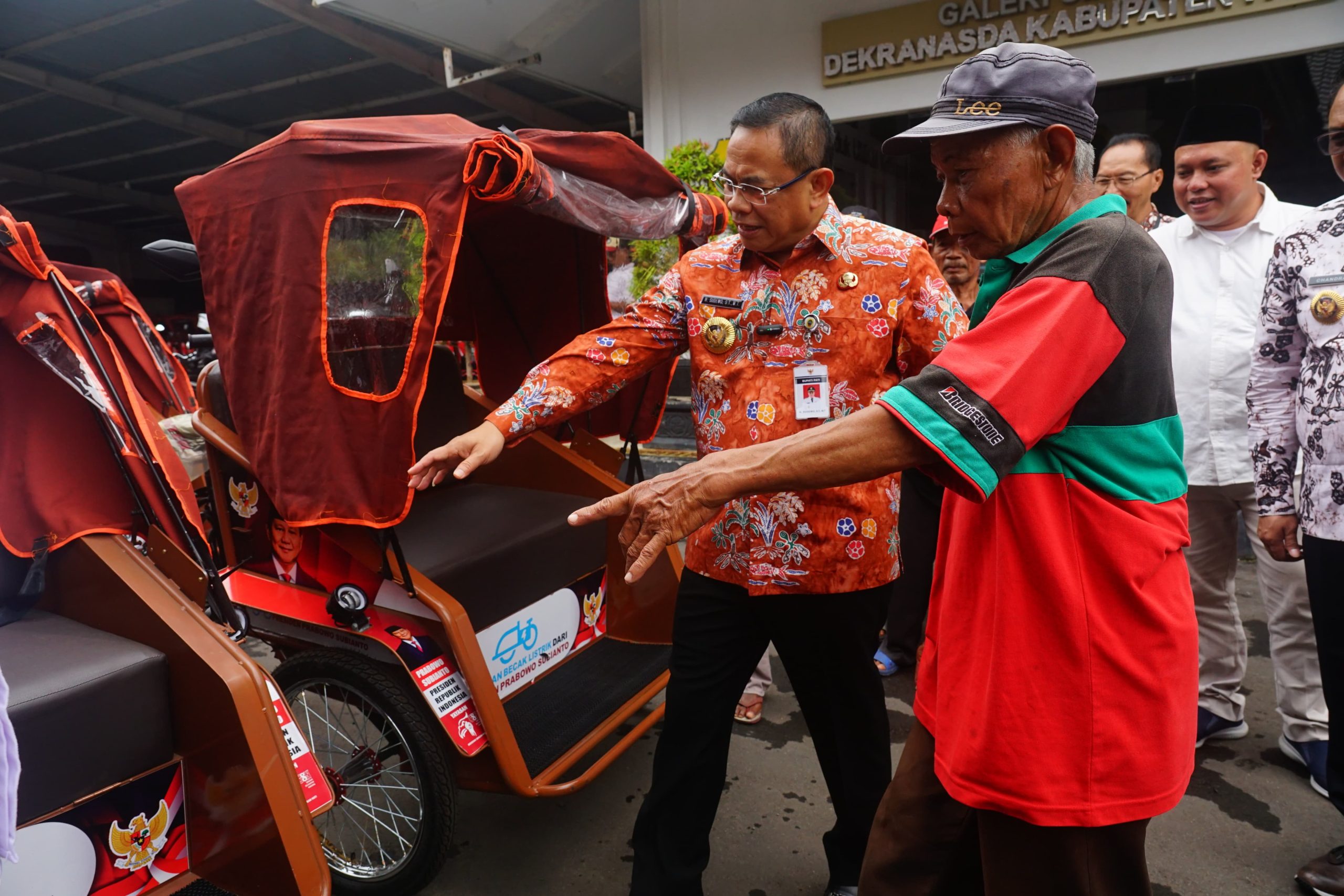 Bupati Pati Serahkan Becak Listrik Prabowo ke Tukang Becak Aktif