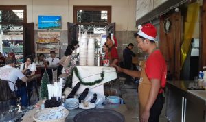 KAI Services Percantik Loko Kafe dengan Nuansa Natal dan Tahun Baru